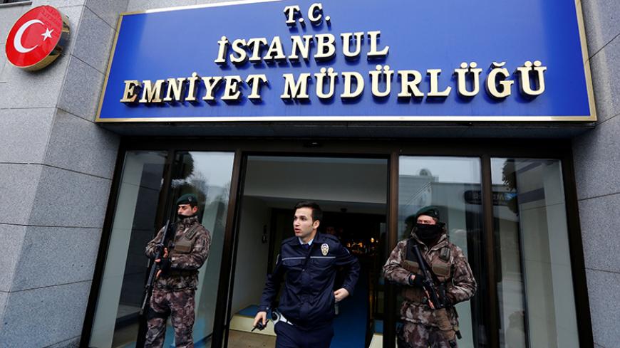 Members of the Turkish police special forces stand guard at the police headquarters in Istanbul, Turkey, January 17, 2017. REUTERS/Murad Sezer - RTSVUBS