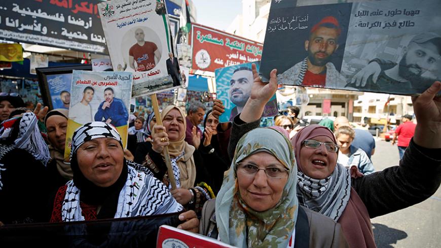 Palestinians celebrate after Palestinian prisoners ended a hunger strike over their conditions in Israeli jails, in the West Bank city of Ramallah May 27, 2017. REUTERS/Mohamad Torokman - RTX37U52