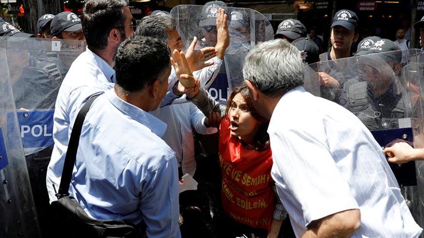 Plainclothes police officers detain demonstrators during a protest against the detention of two hunger-striking teachers in Ankara, Turkey, June 16, 2017. REUTERS/Umit Bektas - RTS17CBV