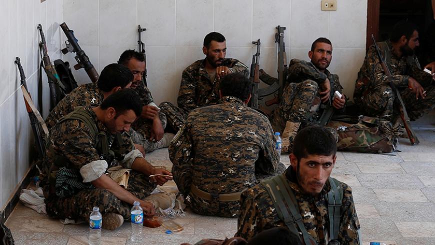 Kurdish fighters from the People's Protection Units (YPG) rest in Raqqa, Syria June 18, 2017. REUTERS/Goran Tomasevic - RTS17KQ9