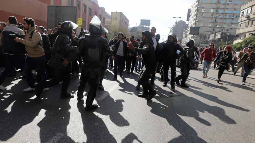 Security forces attempt to block people, marching in support of a ruling against the Egypt-Saudi border demarcation agreement, in front of the State Council courthouse in Cairo, Egypt, January 16, 2017. REUTERS/Mohamed Abd El Ghany - RTSVPK6