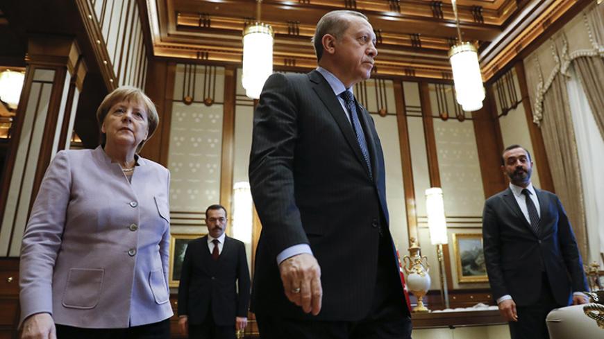 Turkish President Recep Tayyip Erdogan and German Chancellor Angela Merkel arrive for a bilateral meeting during the first visit since July's failed coup in Ankara, Turkey, February 2, 2017.      REUTERS/Umit Bektas  TPX IMAGES OF THE DAY - RTX2ZBNQ