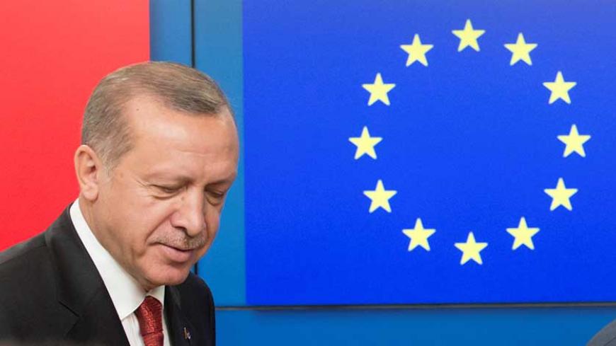 Turkish President Recep Tayyip Erdogan arrives to greet European Council President Donald Tusk (not pictured) before a meeting at the European Council in Brussels, Belgium, May 25, 2017.  REUTERS/Olivier Hoslet/Pool - RTX37KO8