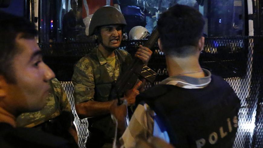 Turkish soldiers surrender their weapons to policemen during an attempted coup in Istanbul's Taksim Square, Turkey, July 16, 2016.  REUTERS/Murad Sezer TPX IMAGES OF THE DAY - RTSI83F