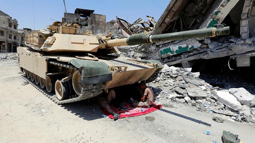A tank of Iraqi security forces is seen during fighting between Iraqi forces and Islamic State militants in the Old City of Mosul, Iraq July 6, 2017. REUTERS/Ahmed Saad      TPX IMAGES OF THE DAY - RTX3ABJF