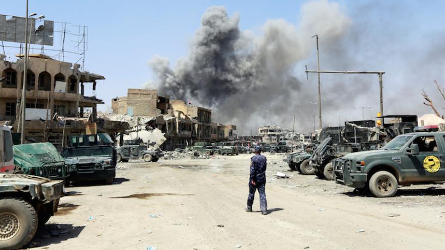 Smoke rises from an air strike during fighting with Islamic State militants in the Old City of Mosul, Iraq July 6, 2017. REUTERS/Ahmed Saad - RTX3ABKI