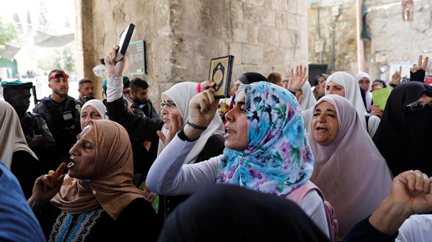 Palestinians shout slogans during a protest over Israel's new security measures at the compound housing al-Aqsa mosque, known to Muslims as Noble Sanctuary and to Jews as Temple Mount, in Jerusalem's Old City July 20, 2017. REUTERS/Ronen Zvulun - RTX3C787