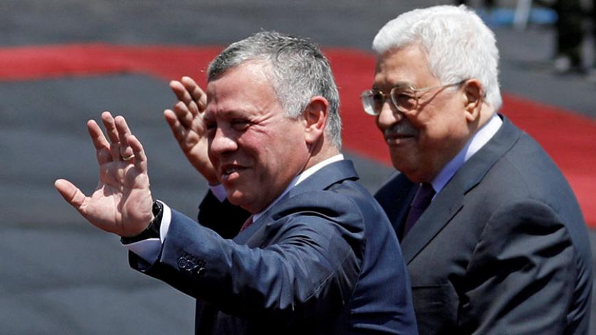 Jordan's King Abdullah II and Palestinian President Mahmoud Abbas wave during a reception ceremony in the West Bank city of Ramallah, August 7, 2017. REUTERS/Mohamad Torokman     TPX IMAGES OF THE DAY - RTS1ARSU