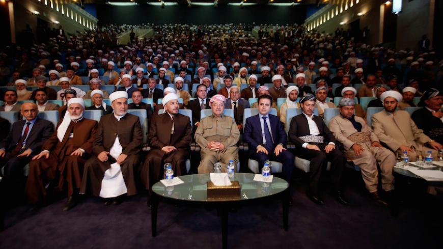Iraq's Kurdistan region's President Massoud Barzani (C) sits during his meets with clerics and elders from the cities of the Kurdistan region in Erbil, Iraq August 9, 2017. REUTERS/Azad Lashkari - RTS1B1DI