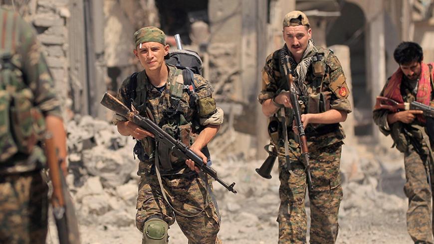 Members of the Syrian Democratic Forces advance toward Islamic State positions in Seif Al Dawla, district of Raqqa, Syria August 9, 2017. REUTERS/Zohra Bensemra TPX IMAGES OF THE DAY - RTS1B38G