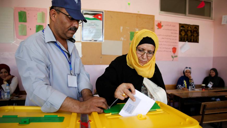 A Jordanian woman casts her ballot at a polling station for local and municipal elections in Amman, Jordan, August 15, 2017. REUTERS/Muhammad Hamed - RTS1BV1M