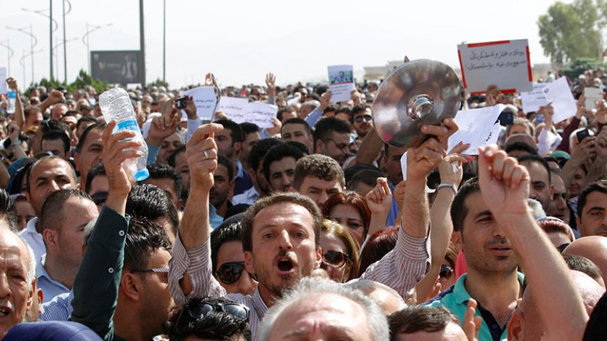 Protesters, who are mostly school teachers, demonstrate on a street in Sulaymaniyah province, Iraq, against the Kurdish regional government for what the protesters said was a delay in payment of their salaries, due to the economic crisis in the Iraqi Kurdish region September 27, 2016.   REUTERS/Ako Rasheed   - RTSPOCJ