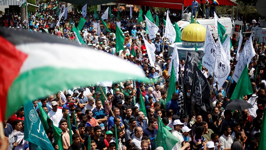 Palestinians take part in a protest against Israel's new security measures at the entrance to the al-Aqsa mosque compound, in Gaza City July 21, 2017. REUTERS/Mohammed Salem - RTX3CDUH