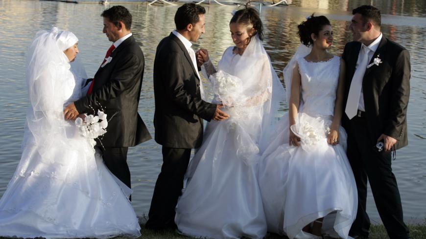 Brides and bridegrooms wait for the start of their mass wedding ceremony in Ankara August 18, 2007. 207 couples were wed in the annual ceremony organised by Ankara municipality. REUTERS/Umit Bektas (TURKEY) - GM1DVYNPJSAA