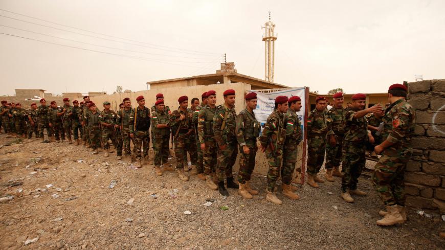 Peshmerga forces stand in line to vote during Kurds independence referendum in Sheikh Amir village, Iraq September 25, 2017. REUTERS/Azad Lashkari - RC1B631DEAD0