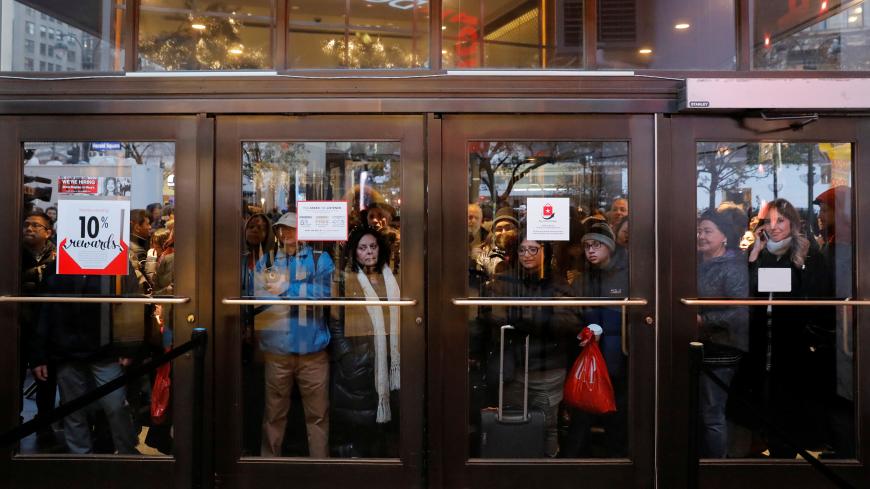 People gather at the Broadway entrance of Macy's Herald Square store ahead of early opening for the Black Friday sales in Manhattan, New York, U.S. November 23, 2017. REUTERS/Andrew Kelly - RC1C2A925EB0