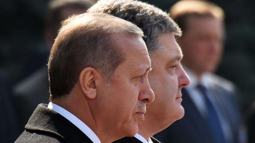 Ukrainian President Petro Poroshenko (R) and his Turkish counterpart Recep Tayyip Erdogan attend a ceremony before their meeting in Kiev on March 20, 2015. AFP PHOTO / SERGEI SUPINSKY (Photo credit should read SERGEI SUPINSKY/AFP/Getty Images)