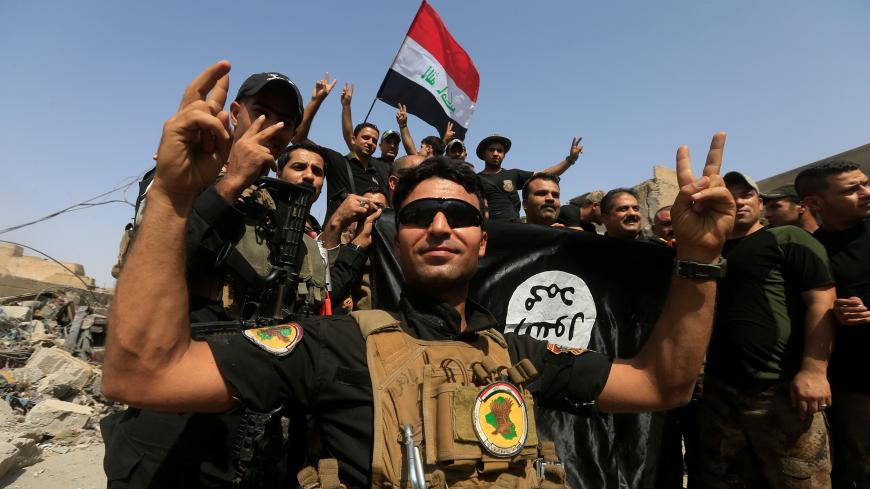 Iraqi Counter Terrorism Service (CTS) celebrate in the Old City of Mosul, Iraq July 9, 2017. REUTERS/Alaa Al-Marjani - RC118C102270
