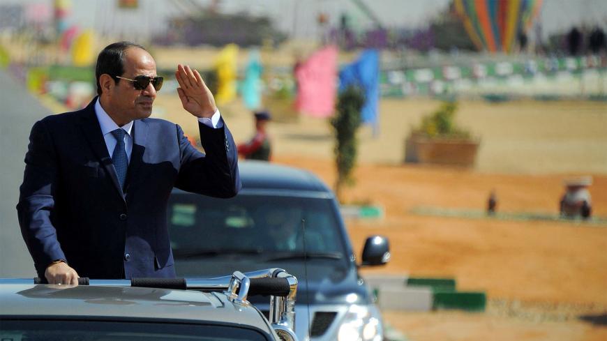 Egyptian President Abdel Fattah al-Sisi greets soldiers during a presentation of combat efficiency and equipment of the armed forces in Suez, Egypt, October 29, 2017 in this handout picture courtesy of the Egyptian Presidency. The Egyptian Presidency/Handout via REUTERS ATTENTION EDITORS - THIS IMAGE WAS PROVIDED BY A THIRD PARTY - RC1250593000