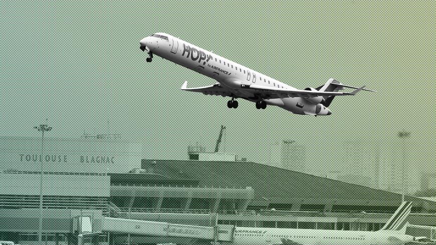 A Bombardier CRJ 1000 of French low-cost Hop! airline company takes off the Toulouse-Blagnac airport, near Toulouse, on October 19, 2017. / AFP PHOTO / PASCAL PAVANI        (Photo credit should read PASCAL PAVANI/AFP/Getty Images)