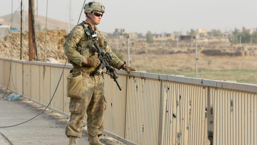 A U.S soldier stands on a bridge with his gun in the town of Gwer northern Iraq August 31, 2016. Picture taken August 31, 2016. REUTERS/Azad Lashkari - S1AETYVKSRAA