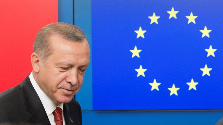 Turkish President Recep Tayyip Erdogan arrives to greet European Council President Donald Tusk (not pictured) before a meeting at the European Council in Brussels, Belgium, May 25, 2017.  REUTERS/Olivier Hoslet/Pool - RC1429C1E940