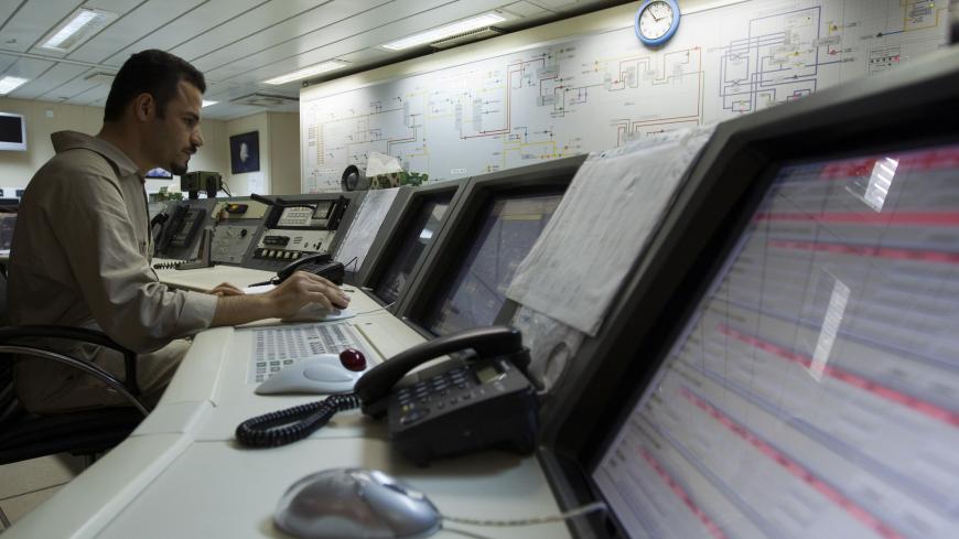 EDITORS' NOTE:  Reuters and other foreign media are subject to Iranian restrictions on their ability to film or take pictures in Tehran.

Workers manage the control room on the SPQ1 gas platform on the southern edge of Iran's South Pars gas field in the Persian Gulf off Assalouyeh,  1,000 km (621 miles) south of Tehran, January 26, 2011. Picture taken January 26, 2011. REUTERS/Caren Firouz (IRAN)
 - Tags: POLITICS ENERGY) - GM1E71S058V01
