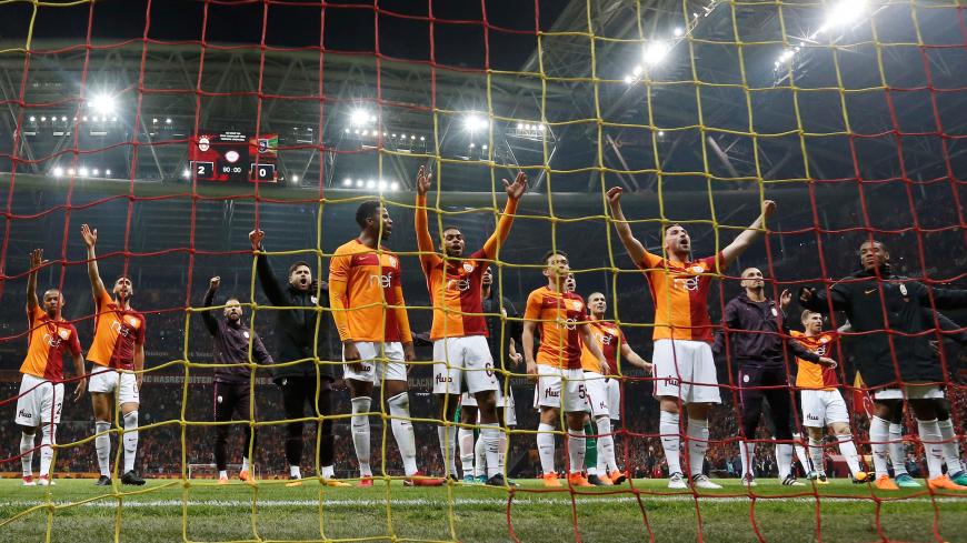 Soccer Football - Turkish Super League - Galatasaray vs Basaksehir - Turk Telekom Arena, Istanbul, Turkey - April 15, 2018 General view of Galatasaray players celebrating in front of the fans at the end of the match REUTERS/Murad Sezer - RC1598DDF3E0