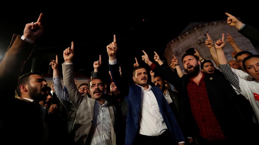Pro-Islamist demonstrators shout slogans during a protest against France near the French Consulate in Istanbul, Turkey May 9, 2018. REUTERS/Murad Sezer - RC1C4A9966F0