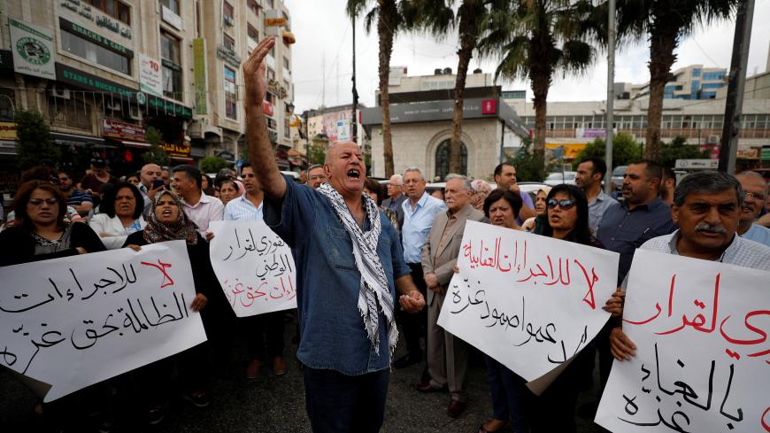 Palestinians take part in a protest demanding to lift the sanctions on Gaza Strip, in Ramallah, in the occupied West Bank, June 12, 2018.  REUTERS/Mohamad Torokman - RC139DAA7FC0