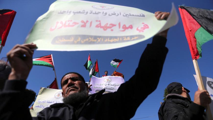 Palestinians take part in a protest calling on Hamas and Fatah factions to conclude the reconciliation, in Gaza city December 3, 2017. REUTERS/Ibraheem Abu Mustafa - RC140D2E3AF0