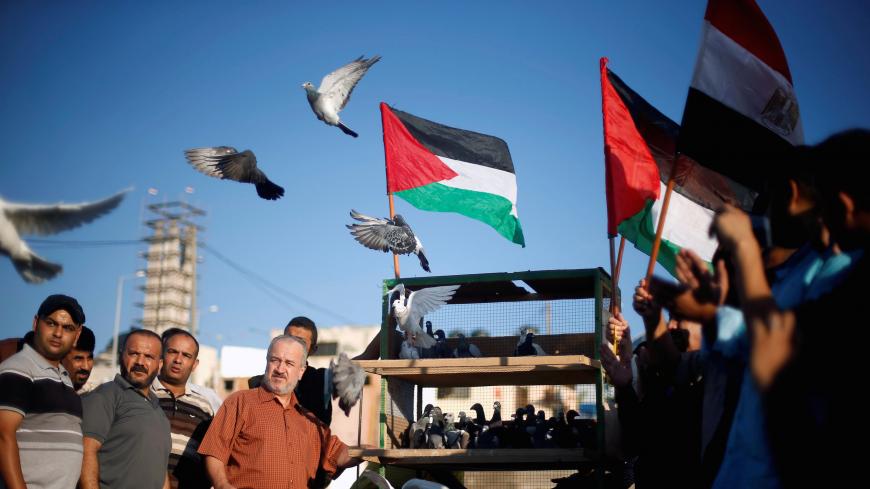 People release pigeons during an event to show support for a unity deal between rival Palestinian factions Hamas and Fatah, in Gaza City, October 13, 2017. REUTERS/Mohammed Salem TPX IMAGES OF THE DAY - RC13CF7EA9F0