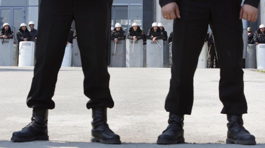 Police guard the government headquarters in Chisinau April 8, 2009. Moldova's Communist rulers arrested 193 opposition protesters early on Wednesday and riot police regained control of the presidential offices and parliament, ransacked in anti-government riots.  REUTERS/Gleb Garanich (MOLDOVA CONFLICT POLITICS ELECTIONS) - GM1E5481HG202