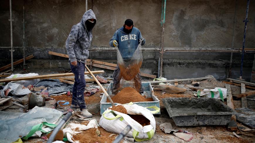 Palestinian construction workers work in a site at the industrial area of the Israeli settlement of Misho Edumim, in the occupied West Bank December 24, 2016.  REUTERS/Amir Cohen - RC1D5F5404E0