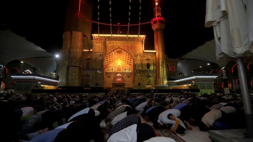 Shi'ite Muslims pray at the Imam Ali shrine in Najaf, Iraq April 3, 2018. Picture taken April 3, 2018. REUTERS/Alaa Al-Marjani - RC12CE0E18E0