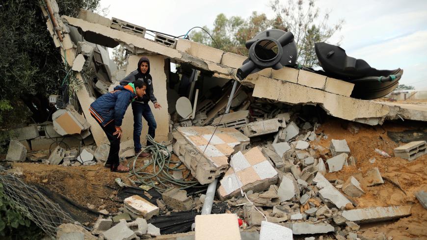 Palestinians inspect the site of an Israeli air strike on a building, in Khan Younis in the southern Gaza Strip November 12, 2018. REUTERS/Suhaib Salem - RC1EBB13A230