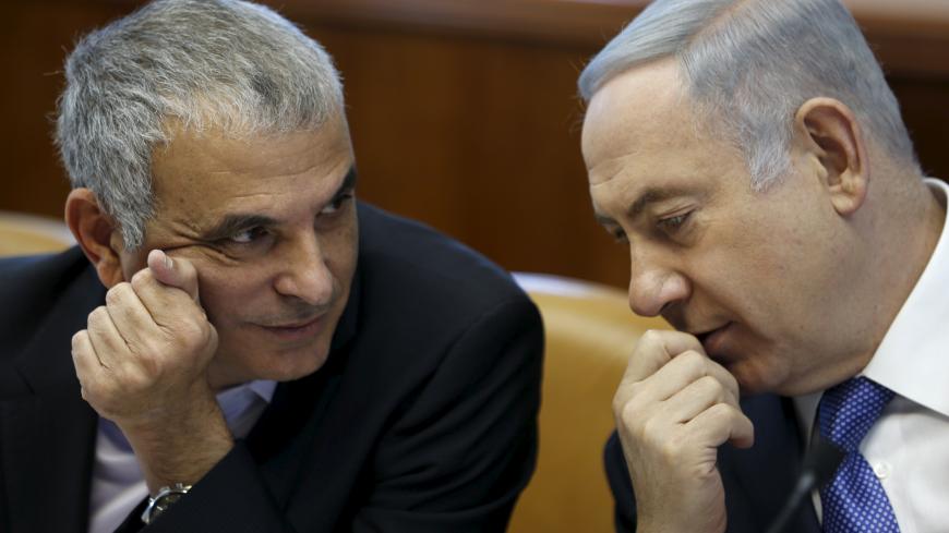 Israeli Prime Minister Benjamin Netanyahu (R) speaks with Finance Minister Moshe Kahlon during the weekly cabinet meeting in Jerusalem January 31, 2016. REUTERS/Amir Cohen  - GF10000290859