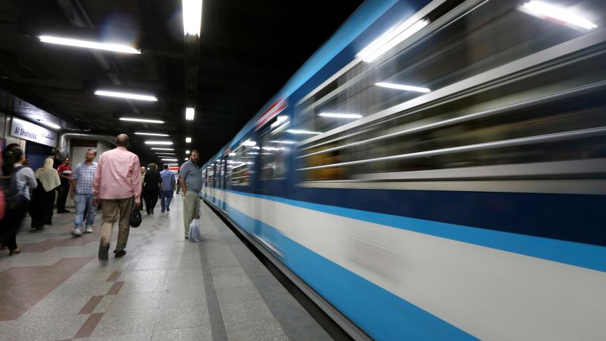 People wait to board a train at Al Shohadaa "Martyrs" metro station, formerly know as "Mubarak", in Cairo, Egypt July 24, 2017. Picture taken July 24, 2017. REUTERS/Amr Abdallah Dalsh - RC1E95D8EA00