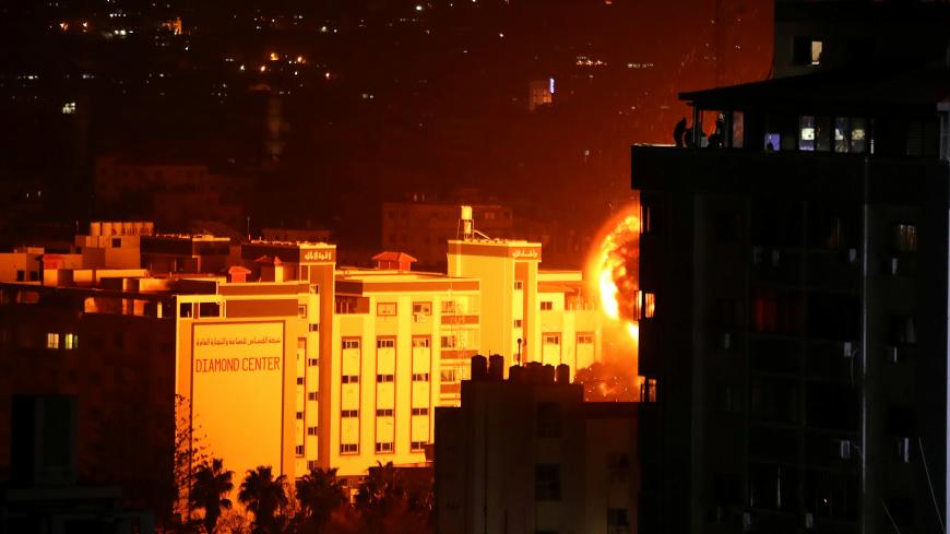 Flame and smoke are seen during an Israeli air strike in Gaza City March 25, 2019.  REUTERS/Mohammed Salem - RC1376378640