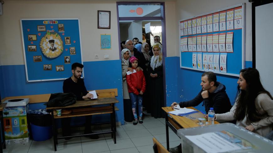 People queue to vote at a polling station during the municipal elections in Istanbul, Turkey, March 31, 2019. REUTERS/Huseyin Aldemir - RC19D7442440