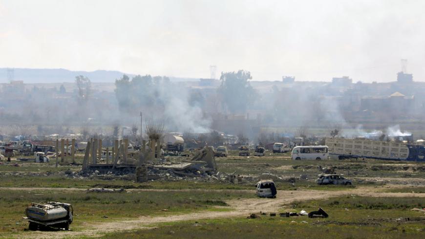 Plumes of smoke rise in Baghouz, Deir Al Zor province, Syria March 3, 2019. REUTERS/Rodi Said - RC1C6AD6B3F0