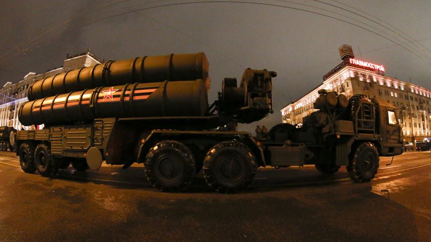 Russian S-400 air defence mobile missile launching system drive down Tverskaya Street during rehearsals for the Victory Day military parade in central Moscow, May 5, 2014. Russia celebrates victory over Nazi Germany on May 9.  REUTERS/Grigory Dukor (RUSSIA - Tags: MILITARY ANNIVERSARY) - GM1EA560B2U01