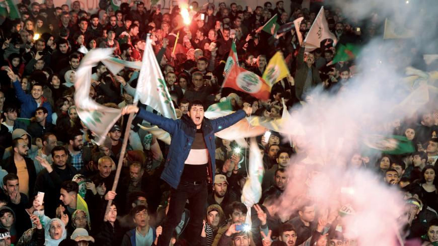 Supporters of pro-Kurdish Peoples' Democratic Party (HDP) celebrate municipal elections results in Diyarbakir, Turkey, March 31, 2019. REUTERS/Sertac Kayar - RC174F6B2F50