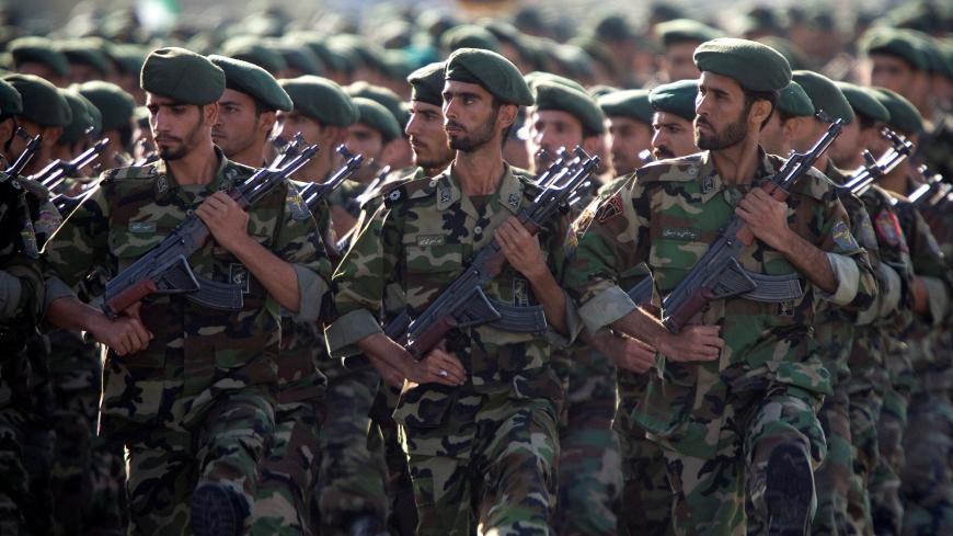 Members of Iran's Revolutionary Guards march during a military parade to commemorate the 1980-88 Iran-Iraq war in Tehran September 22, 2007. REUTERS/Morteza Nikoubazl/File Photo - S1AETZITNEAA