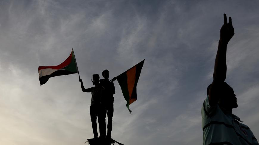 Sudanese demonstrators protest outside the Defence Ministry in Khartoum, Sudan April 14, 2019. REUTERS/Umit Bektas - RC1DE645CF40