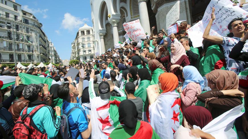Students take part in a protest seeking the departure of the ruling elite in Algiers, Algeria April 16, 2019.   REUTERS/Ramzi Boudina - RC12B1529450