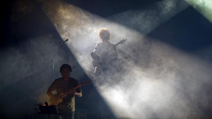Iranian musicians perform during a concert at the Interior Ministry building in Tehran April 24, 2008. REUTERS/Morteza Nikoubazl (IRAN) - GM1E44P0EH701