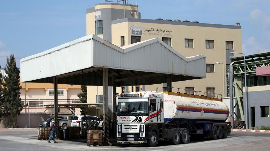 A fuel tanker is seen at the Gaza power plant, in the central Gaza Strip October 9, 2018. REUTERS/Ibraheem Abu Mustafa - RC149E32C880
