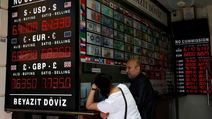 People change money at a currency exchange office in Istanbul, Turkey, May 23, 2019. REUTERS/Murad Sezer - RC1675691900