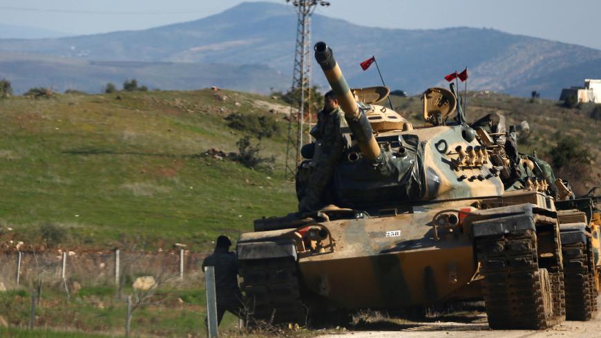Turkish soldiers stand next to a tank near the Turkish-Syrian border in Kilis province, Turkey January 31, 2018. REUTERS/Osman Orsal - RC15B613B1F0